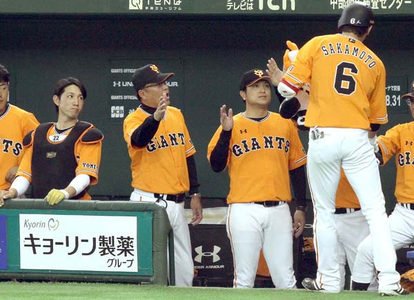 坂本を迎える（右から）高橋監督、村田ヘッドコーチ、小林（Ｃ）日刊ゲンダイ