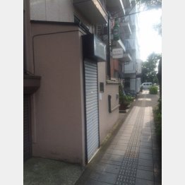 現場のバーはひっそり