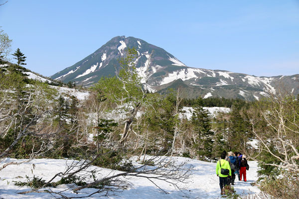 日本百名山の羅臼岳を望む（Ｃ）日刊ゲンダイ