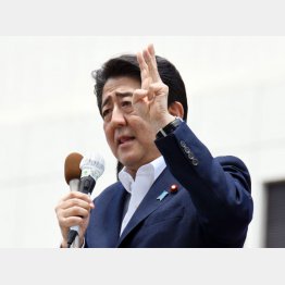 応援演説で「アベノミクスは成功しつつある」と訴える安倍首相（Ｃ）日刊ゲンダイ