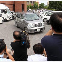 送検される県立高校2年の男子生徒の車