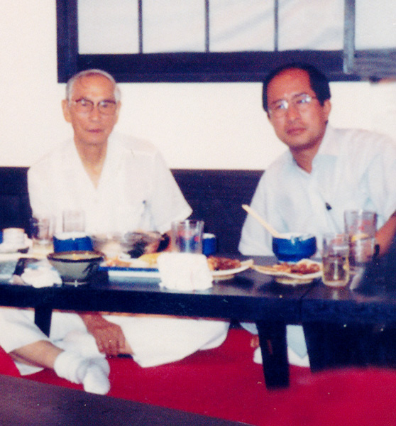 ８５年神戸ユニバーシアード期間中も織田さんと飲んだ（提供写真）