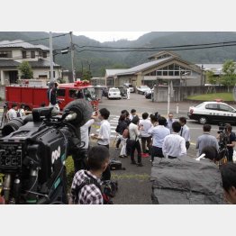 事件が起きた「津久井やまゆり園」の周辺は騒然