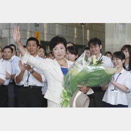 小池新知事は１０００人の職員に迎えられた（Ｃ）日刊ゲンダイ