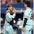 高橋監督（右）とタッチを交わす小林／（Ｃ）日刊ゲンダイ