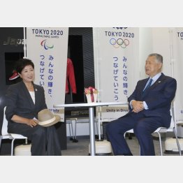 五輪は巨大な利権(森喜朗会長と会談する小池知事）／（Ｃ）日刊ゲンダイ