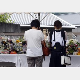 「津久井やまゆり園」に献花に訪れる人たち（Ｃ）日刊ゲンダイ