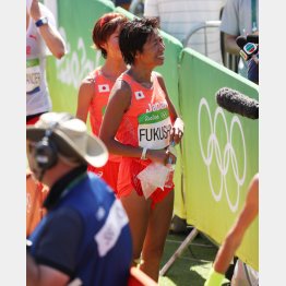 リオ五輪女子マラソンでゴール後、笑顔で取材を受ける福士（Ｃ）ＪＭＰＡ