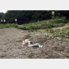 発見された現場には花が供えられて…