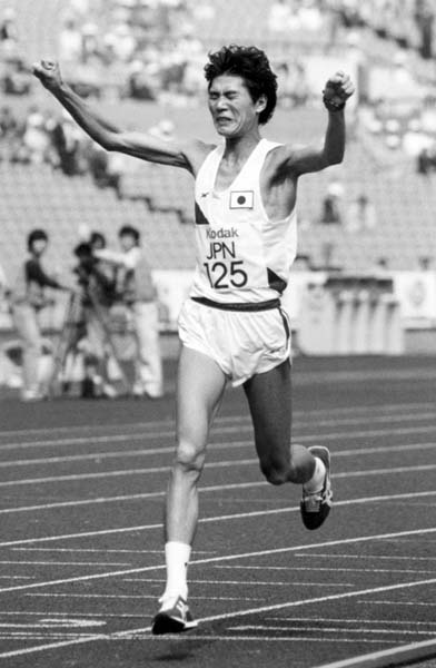 ８６年アジア大会（ソウル）男子マラソンで優勝した中山／（Ｃ）共同通信社