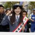 一日警察署長のたすきをかけて敬礼（Ｃ）日刊ゲンダイ