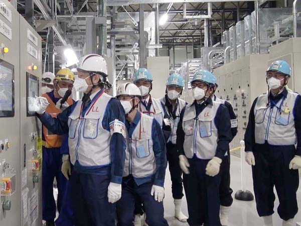 福島第一原子力発電所　陸側遮水壁の凍結運転開始の捜査の様子（東京電力提供）