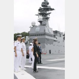 横須賀の海上自衛隊をヒールの靴で視察（Ｃ）共同通信社