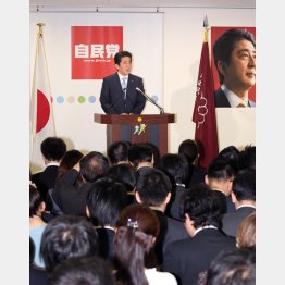 前回の解散総選挙後、報道陣を前に会見をする安倍首相（Ｃ）日刊ゲンダイ