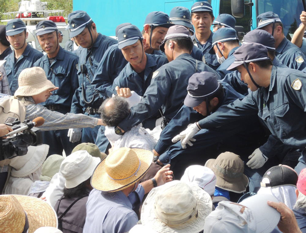 住民を強制排除する警察（沖縄・高江）（Ｃ）日刊ゲンダイ