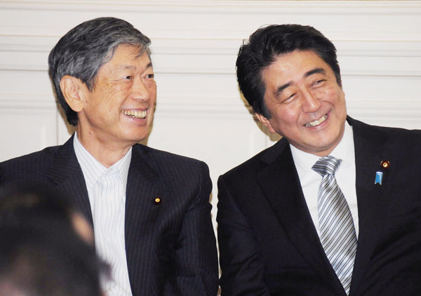 高村本部長（左）と安倍首相は“お友達”／（Ｃ）日刊ゲンダイ