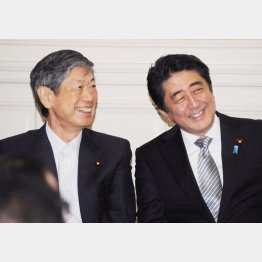 高村本部長（左）と安倍首相は“お友達”／（Ｃ）日刊ゲンダイ