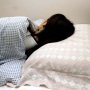 脳からの誤った信号か…眠るときの“ビクッ”の正体とは？