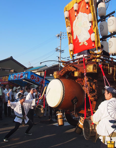 「石取祭」で太鼓をたたく若者（Ｃ）日刊ゲンダイ
