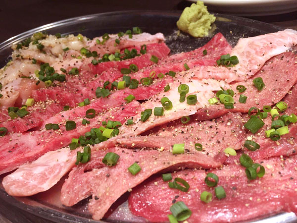 リトル肉と日本酒（Ｃ）日刊ゲンダイ