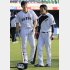 合宿初日はヤクルト山田（右）と談笑も（Ｃ）日刊ゲンダイ