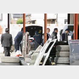 解体施設を調べる捜査員