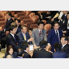 強行採決に講義する野党議員を静観する安倍首相（Ｃ）日刊ゲンダイ