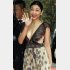 胸元セクシーを披露（Ｃ）日刊ゲンダイ