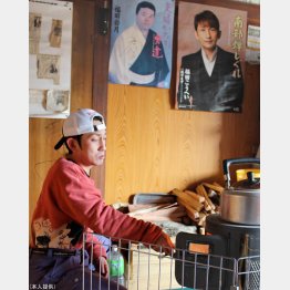 ３年前実家で。左のポスターは父の福田岩月さん（Ｃ）日刊ゲンダイ