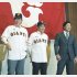 山口俊（左）は帽子が入らず…（Ｃ）日刊ゲンダイ