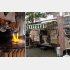 ワーゲンバスのクレープ屋。ライブ感で魅せる（Ｃ）日刊ゲンダイ