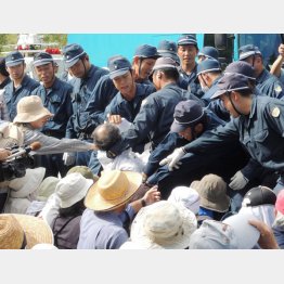 沖縄の高江ヘリパッド工事で住民を強制排除する警察（Ｃ）日刊ゲンダイ