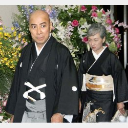 海老蔵と真央の結婚披露宴で、夫・團十郎と（Ｃ）日刊ゲンダイ