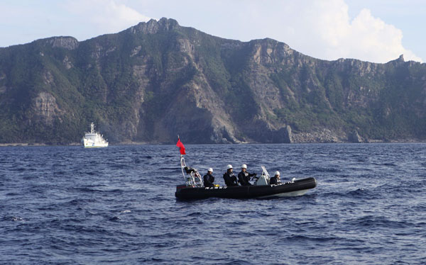 尖閣諸島の緊張も続いている（魚釣島を警備する海上保安庁）／（Ｃ）ロイター