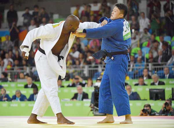 リオ五輪の男子１００キロ超級決勝では逃げるリネール（左）が金メダル／（Ｃ）ＪＭＰＡ
