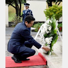 米国立太平洋記念墓地で献花する安倍首相（Ｃ）ロイター