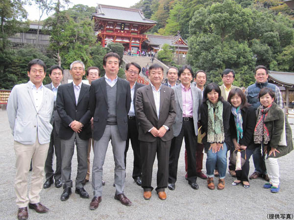 ２０１４年、クラシエになって初めて開催した社員旅行で鎌倉・鶴岡八幡宮へ（Ｃ）日刊ゲンダイ