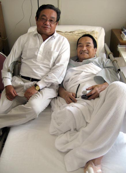 右足を切断した木之本氏を入院先に見舞った森氏（左）／（Ｃ）日刊ゲンダイ