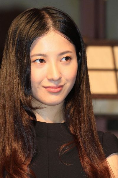 吉高由里子の本名が実家情報から判明 壮絶な生い立ちと髪の毛薄い バズスクラップ
