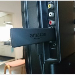 Amazon Fire TV StickをテレビのHDMI端子に接続（Ｃ）日刊ゲンダイ