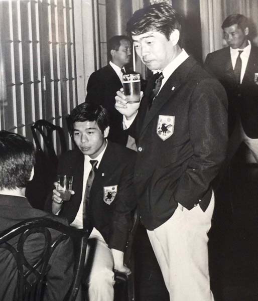 日本代表のパーティーで。１９歳の筆者はジュースで乾杯（右は岡野氏）／（提供写真）
