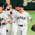 キューバに勝利しハイタッチ（Ｃ）日刊ゲンダイ