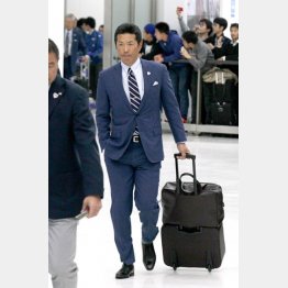 成田空港に到着した小久保監督（Ｃ）日刊ゲンダイ