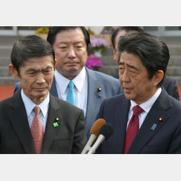 福島を訪問した今村復興相（左）と安倍首相（Ｃ）日刊ゲンダイ