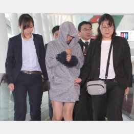 19日朝、タイから羽田空港に到着した山辺容疑者