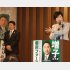 挨拶に立った小池都知事（右）と増子博樹氏（Ｃ）日刊ゲンダイ