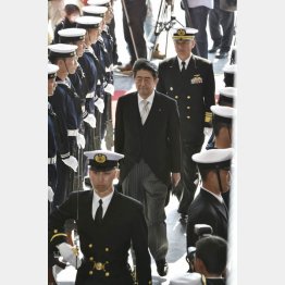 海上自衛隊観艦式での安倍首相（15年10月）／（Ｃ）日刊ゲンダイ