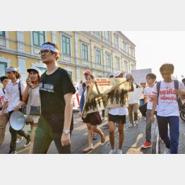 バンコクでは政治集会を開いた学生らが連行されたことに抗議のデモが（Ｃ）共同通信社