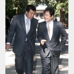 ０７年の春季キャンプ時の原監督（左）と清武代表／（Ｃ）日刊ゲンダイ