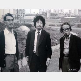 ７７年、カナダのカンバイチャンスの製油所跡を訪れた半藤氏（左）と松本清張氏（右）／（提供写真）